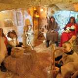 Come il presepe vivente che da diversi anni la Pro Loco allestisce in questi piccoli ambienti che si prestano bene a ospitare la riproduzione delle botteghe di duemila anni fa